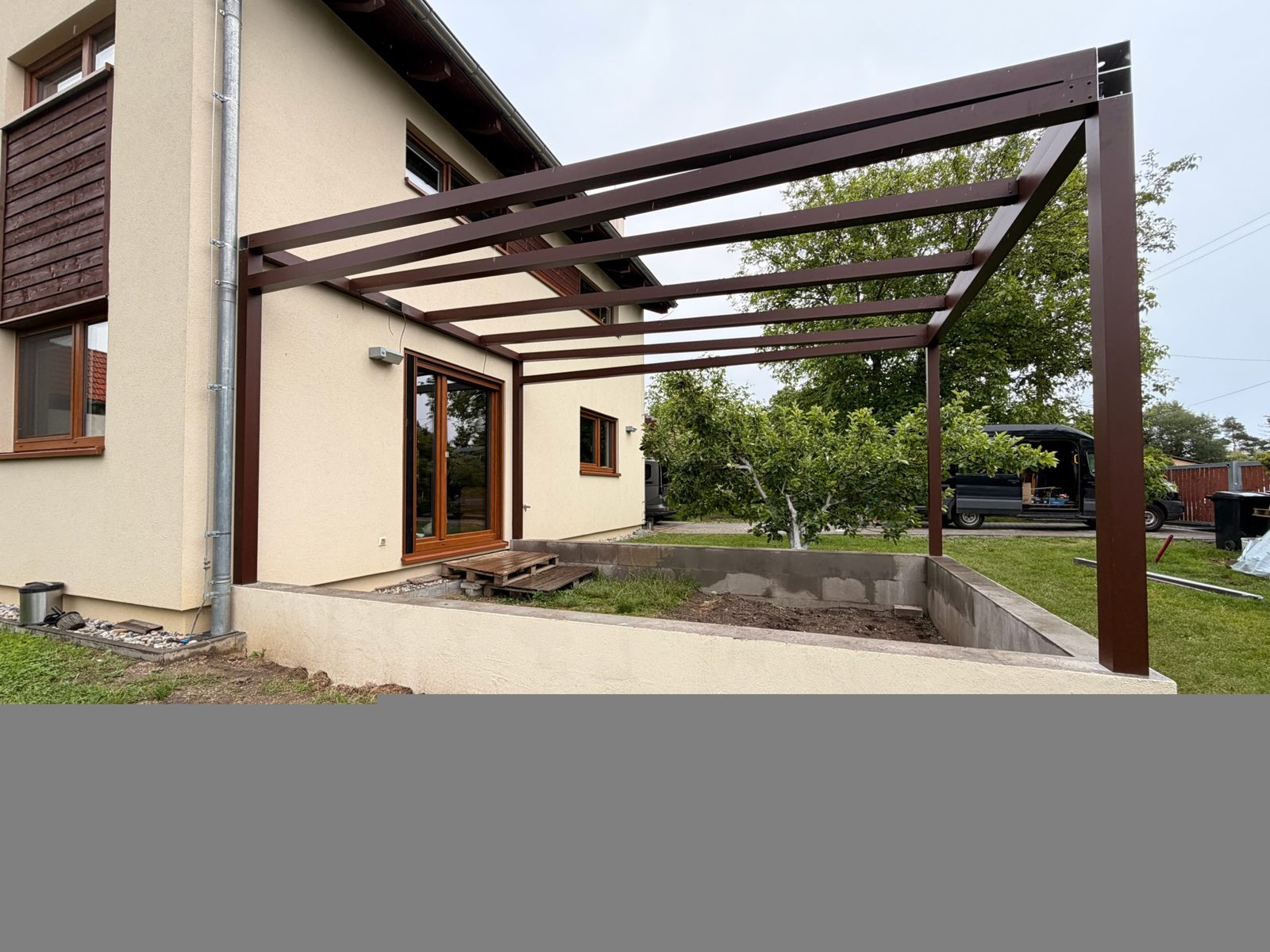 Pergola nad terasou rodinného domu