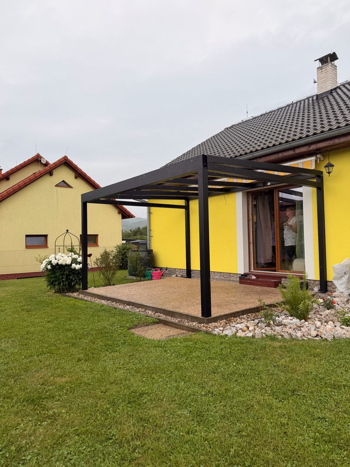 Pergola s polykarbonátovou střechou nad terasou