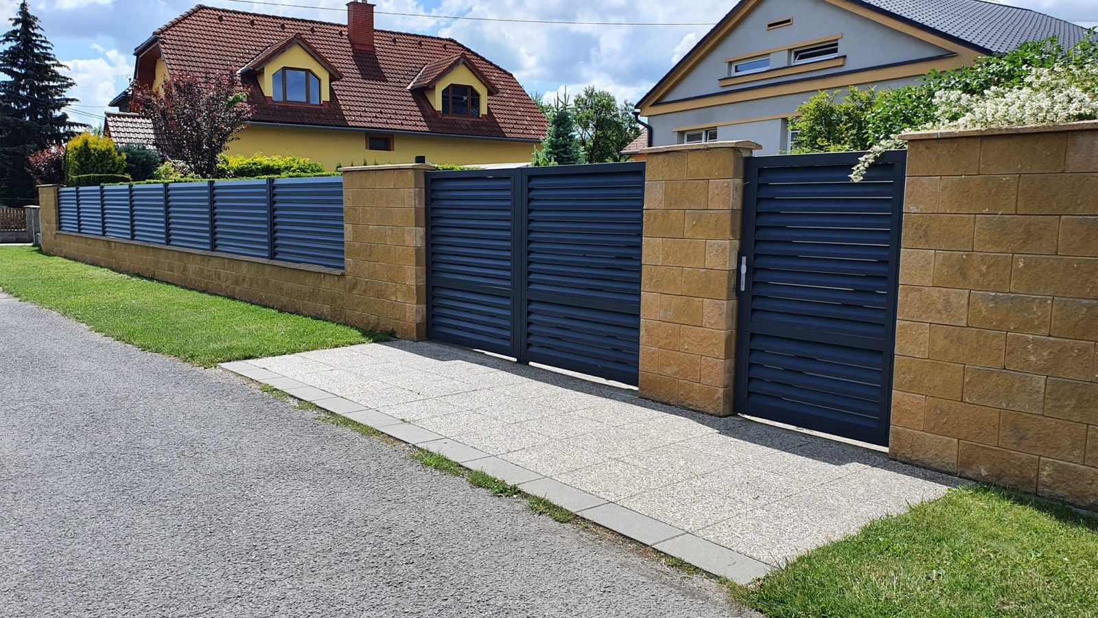 Lamelový plot v kombinaci s obkladem