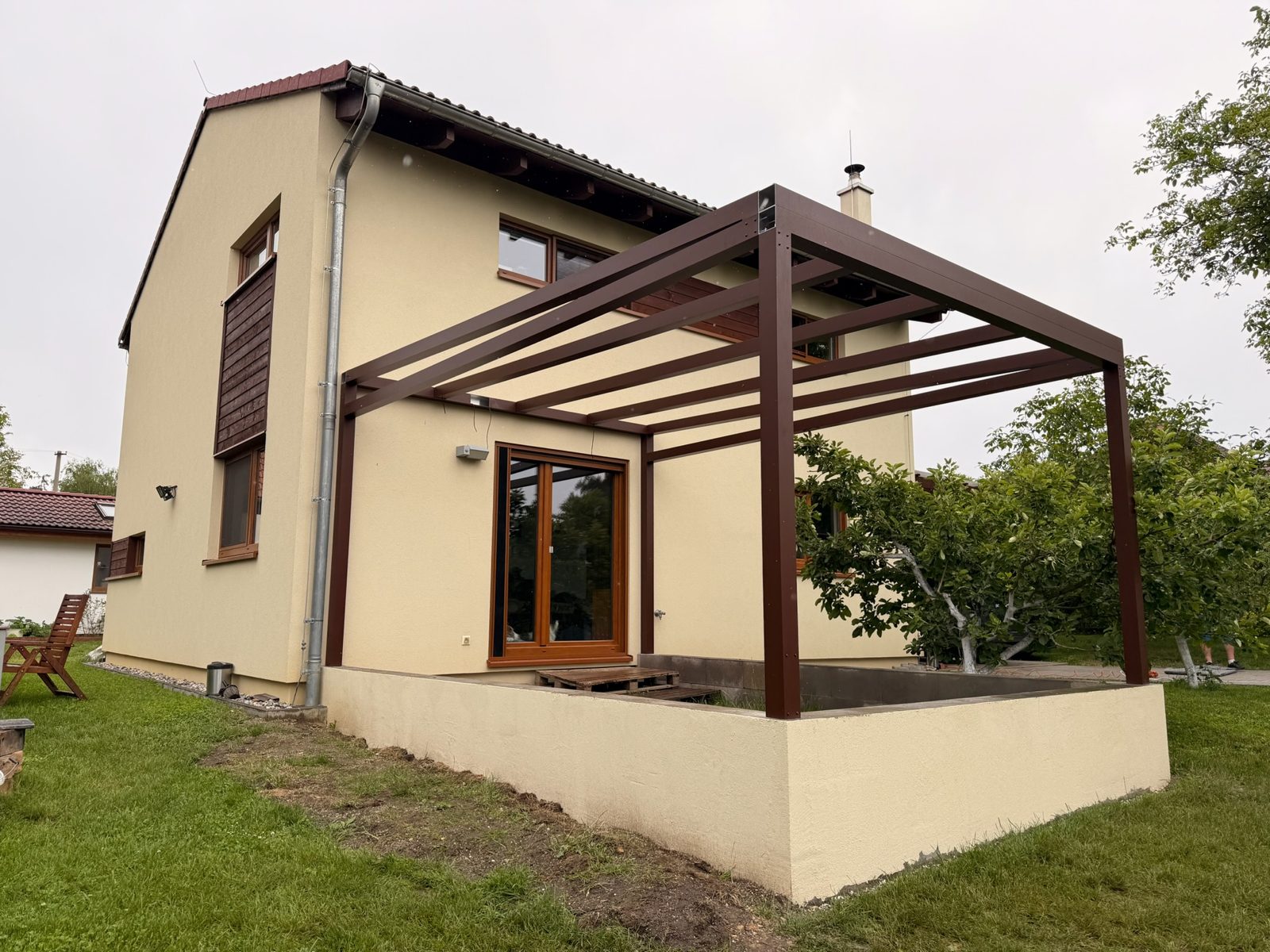 Pergola v dekoru dřeva, pohled ze zahrady